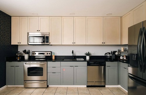 Barths House | Mid-Century Gem | 3BR | Hot Tub | Close to Denver
