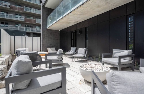 Brossard Condo | Mid-century getaway