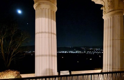 Garrison House | Mid-Century Hillside Estate for Your Exceptional Memories