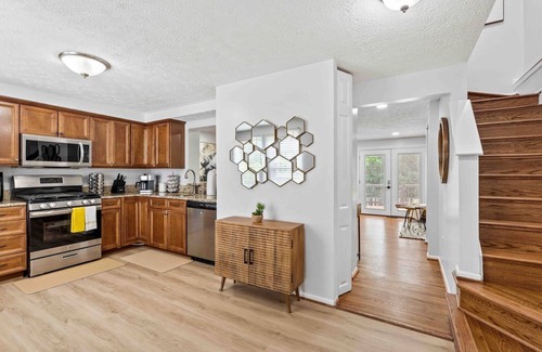 Centreville House | Mid-Century Home,4BDR, 3 LVL, Close To IAD Airport