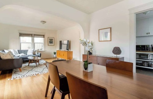 Belmont House | Mid-Century Home Top Location 3BR Sleeps 6