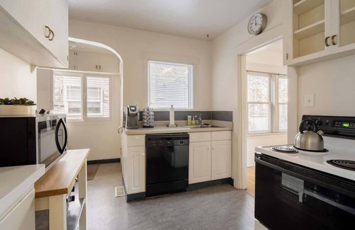 Belmont House | Mid-Century Home Top Location 3BR Sleeps 6