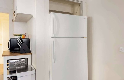 Belmont House | Mid-Century Home Top Location 3BR Sleeps 6