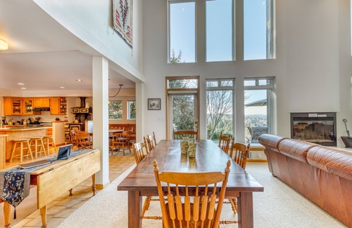 Coos Bay House | Mid-century home with floor-to-ceiling windows & great views