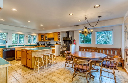 Coos Bay House | Mid-century home with floor-to-ceiling windows & great views