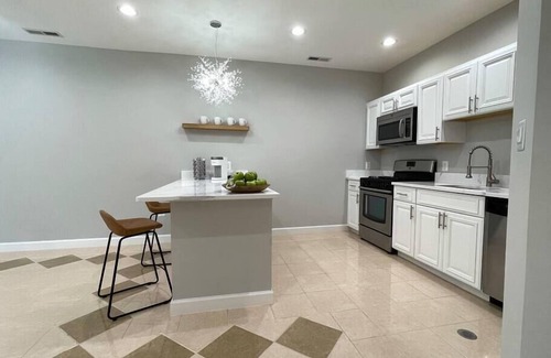 Chantilly House | Mid-Century Luxury Retreat, 2 BEDR, Kitchen, Sauna, Walk to Shops + Restaurants