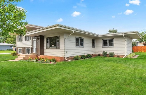 Rapid City House | Mid-Century Magic - HUGE Space