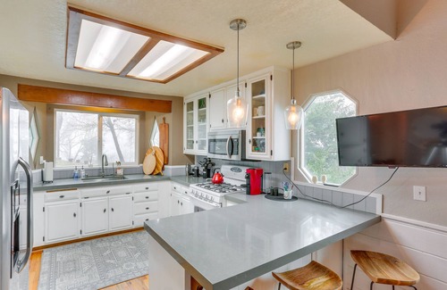 Crestline Cottage | Mid-Century Mod Cottage, Steps to Lake Gregory!