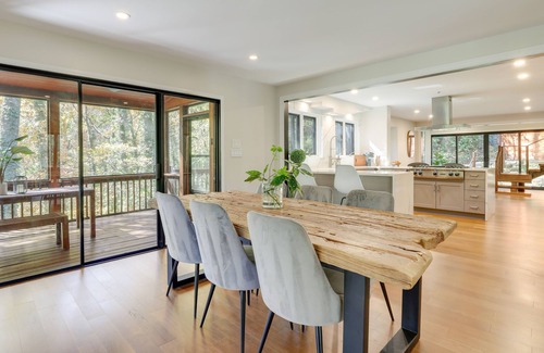 Sandy Springs House | Mid-Century Modern Luxe Retreat w/Hot Tub & Decks