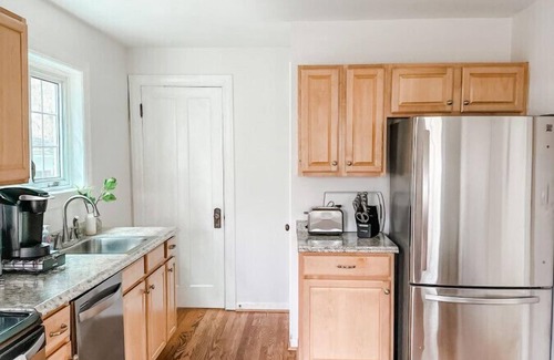 Oakley House | Mid-Century Modern 2B Bungalow w/Fenced Yard, Offstreet Parking, 10 min to DT