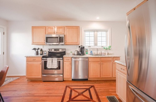 Oakley House | Mid-Century Modern 2B Bungalow w/Fenced Yard, Offstreet Parking, 10 min to DT