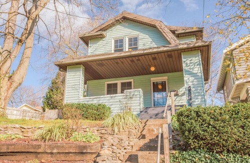 Oakley House | Mid-Century Modern 2B Bungalow w/Fenced Yard, Offstreet Parking, 10 min to DT