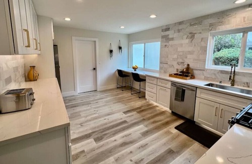 San Carlos House | Mid-century, modern 5-bedroom home w/ fireplaces