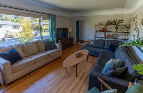 Saanich East Apartment | Mid-Century Modern Apartment at Horner Park