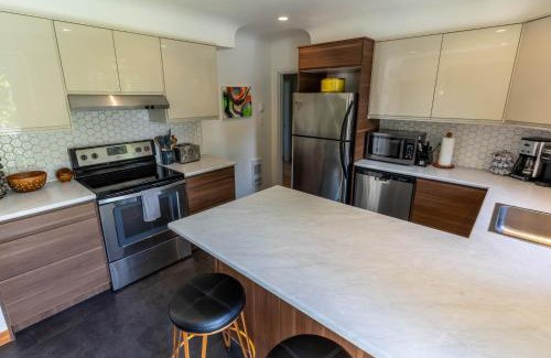 Saanich East Apartment | Mid-Century Modern Apartment at Horner Park