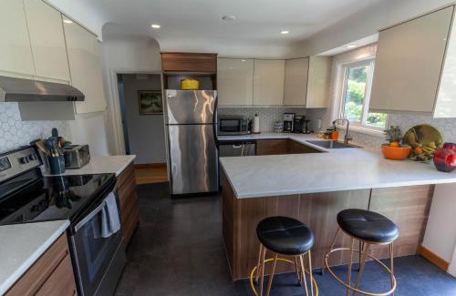 Saanich East Apartment | Mid-Century Modern Apartment at Horner Park