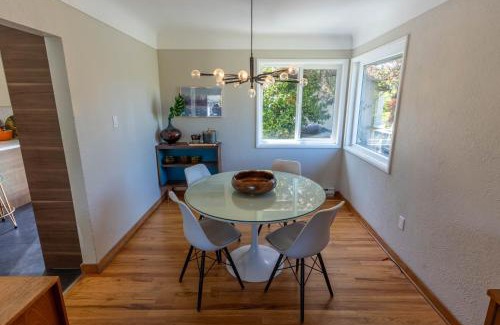Saanich East Apartment | Mid-Century Modern Apartment at Horner Park