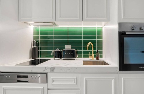 Collingwood North Apartment | Mid-Century Modern Hideaway