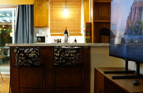 Ashford Cabin | Mid-century modern cabin with spacious 2-bedroom, 1-bathroom, private backyard