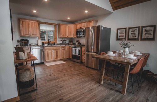 Riggins Cabin | Mid-century modern cowboy retreat with a 35-ft. deck on the Salmon River.