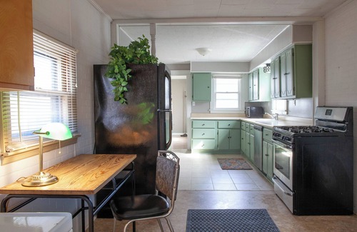 Brookfield House | Mid Century Modern Digs with AC, WiFi in Brookfield