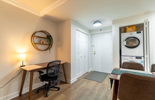 Pentagon City Condo | Mid Century Modern Deluxe 2BR Cozy King bed l GYM l Tranquil 5 min to DC/Mall/✈️