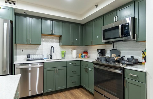 Pentagon City Condo | Mid Century Modern Deluxe 2BR Cozy King bed l GYM l Tranquil 5 min to DC/Mall/✈️