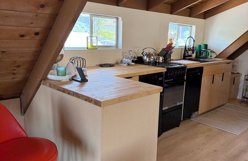 Hayden Island Boat Rental | Mid-Century Modern FLOATING Home on the water w river views and Private Patio