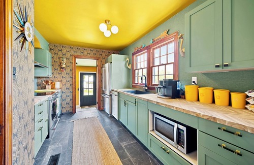 Poplar Level House | Mid-Century Modern Gem Pet-Friendly 2BR w/Deck