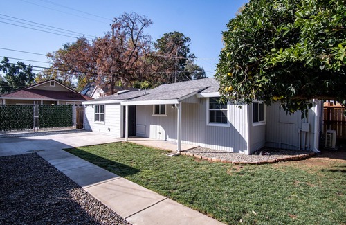North Oak Park Apartment | Mid-Century Modern Guest House in North Oak Park