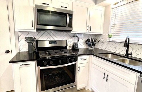 Lancaster House | Mid Century Modern Home 15 min to Dallas