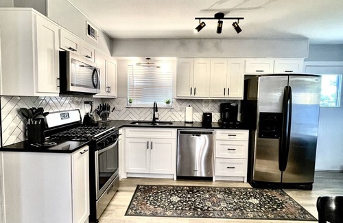 Lancaster House | Mid Century Modern Home 15 min to Dallas