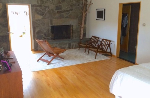 Accord House | Mid Century Modern- Hot tub-Ski-View- Fireplaces-Pond-35 min to Woodstock