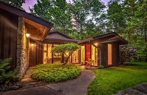 Richfield House | Mid Century Modern + HOT TUB nestled Woods - near Cleveland, Akron + Parks