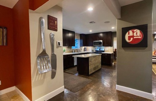 Southeast Houston House | Mid Century Modern, Luxury Private Home | Breathtaking Pool