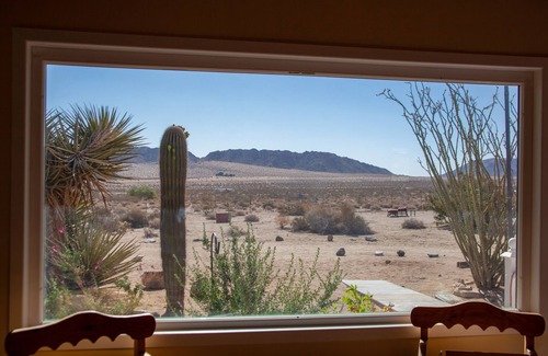 Landers House | Mid Century Modern on 5 acres with hot tub! 3 private bedrooms