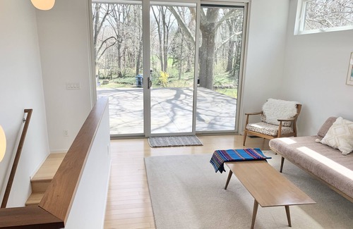 Ann Arbor House | Mid Century Modern Retreat. 10-min walk to the Big House or downtown.