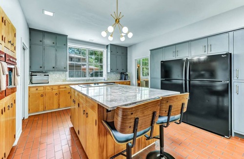 Bryan House | Mid-Century Modern @ Texas A&M Sleeps 16+ in Style