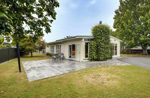 Hastings House | Mid Century Oasis - Hastings Holiday Home