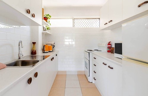 Kangaroo Point Apartment | Mid-Century Pad - 1 bed/1 bath/1 car 10 min CBD