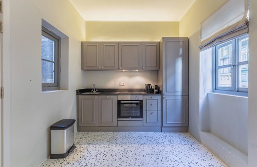 Floriana Apartment | Mid-Century Retro Suite