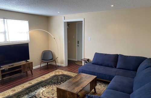 Lawrence Apartment | Mid Century Style @ Mid Century Pricing💎