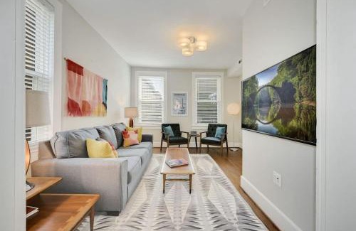 Park View House | Mid-Century Townhome Steps from Restaurants #DCottage