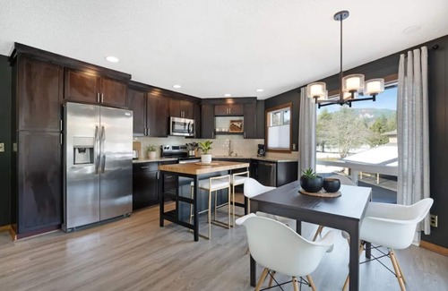 Welches Condo | Mid-Century Escape | Mt Hood Resort | Views + Pets