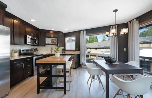 Welches Condo | Mid-Century Escape | Mt Hood Resort | Views + Pets
