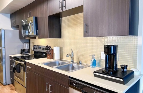 Beverly Hills Apartment | Mid-Century W/Pool & GYM +Parking 10min to Cedars
