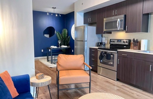 Beverly Hills Apartment | Mid-Century W/Pool & GYM +Parking 10min to Cedars