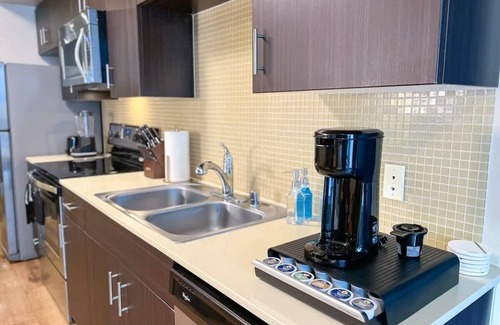 Beverly Hills Apartment | Mid-Century W/Pool & GYM +Parking 10min to Cedars