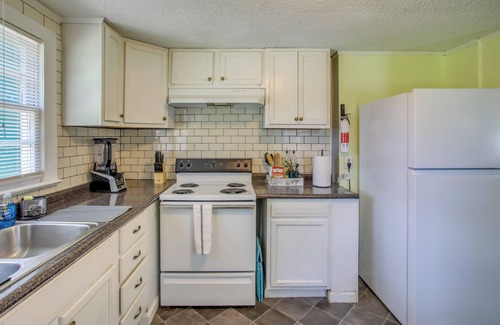 Wilmington Cottage | Mid-Century Wilmington Cottage: 3 Mi to Riverwalk