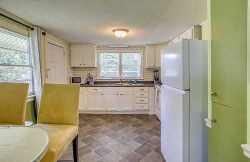 Wilmington Cottage | Mid-Century Wilmington Cottage: 3 Mi to Riverwalk